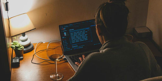 Kobieta pracująca na laptopie w trybie ciemnym.